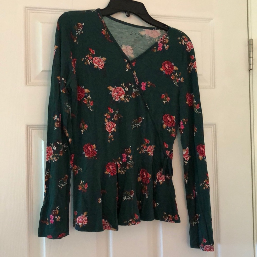 Girls v neck side gather arts & class shirt